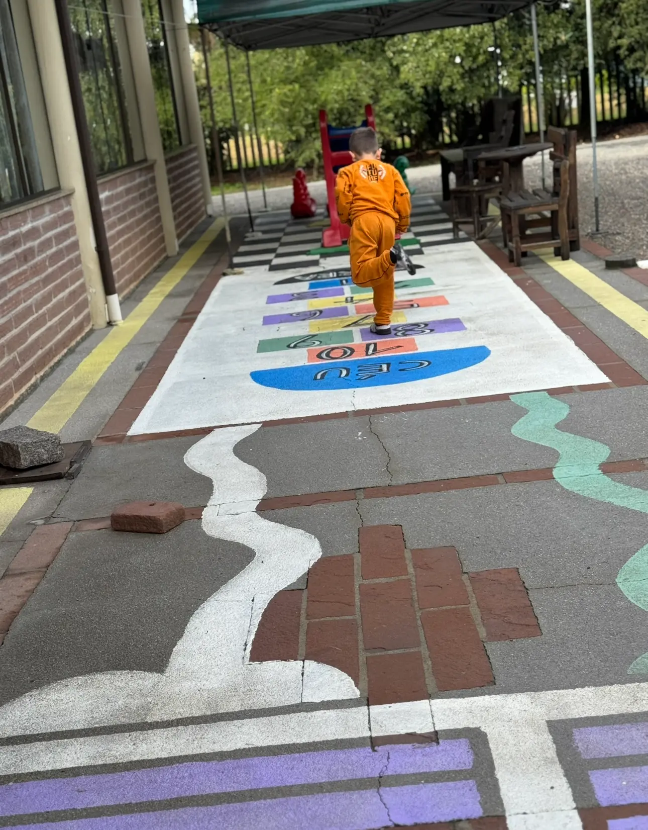 Criança brincando na área de playground do Villa Maria