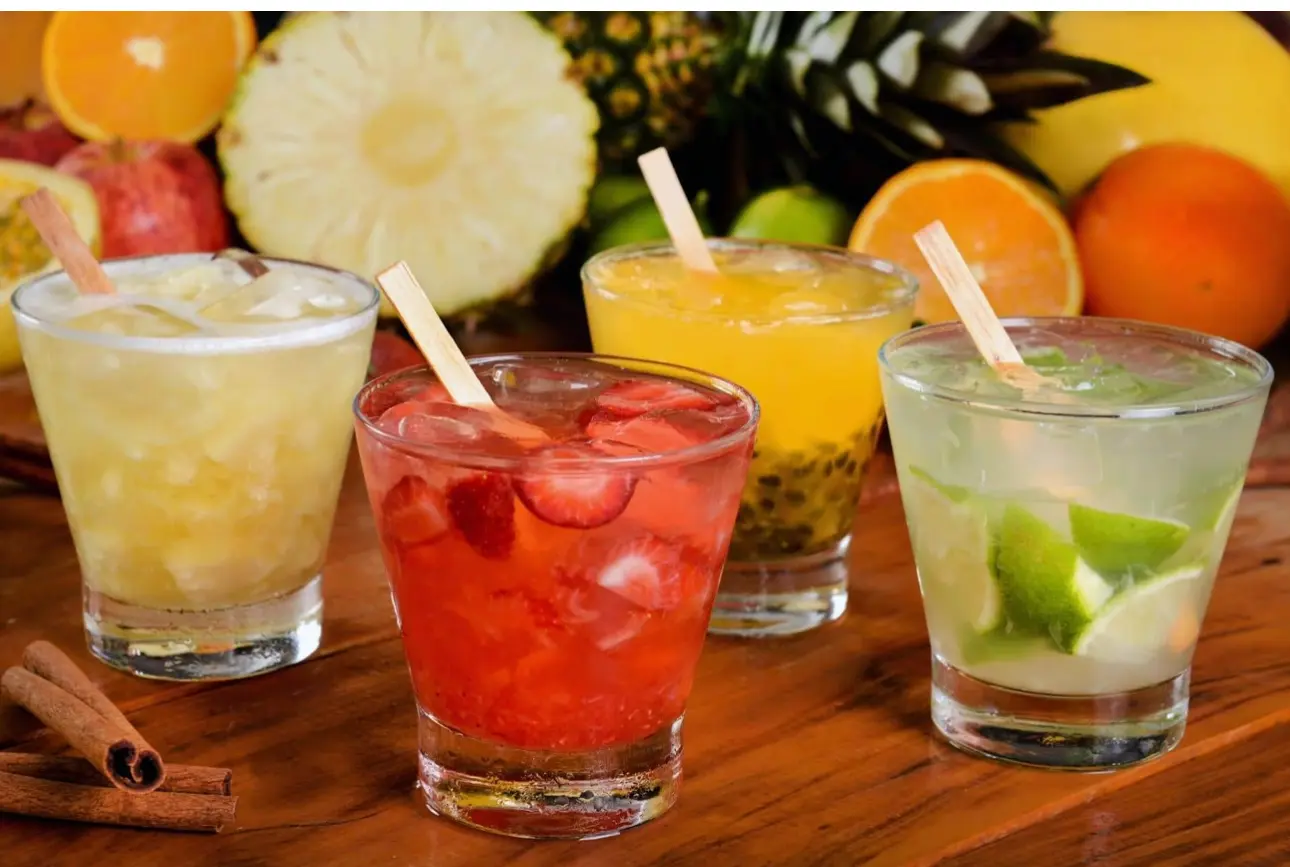 Caipirinhas de frutas servidas no Villa Maria